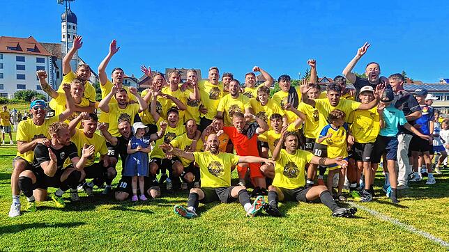 Jubel ohne Grenzen: Der FC Öhningen-Gaienhofen feiert den Aufstieg nach dem 5:1-Erfolg im Rückspiel gegen den FV Tennenbronn.