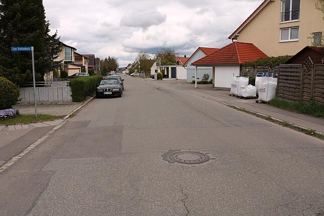 In der unteren Hochstraße warten Straßenschäden auf die Reparatur. Bis Herbst soll dies je Schadensstelle passieren. Ein kompletter ...