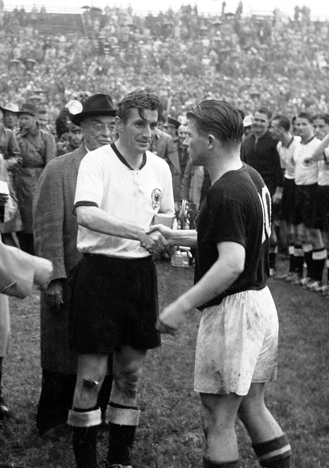 Ungarns legendärer Mannschaftskapitän Ferenc Puskas (rechts) gratuliertdem deutschen Spielführer Fritz Walter zum Gewinn des ...