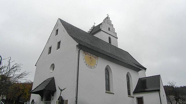 Die katholische Pfarrkirche in Ippingen erhält derzeit ein neues Innenleben. Die Renovierungen liegen im Zeitplan. Bild: Franz Dreyer