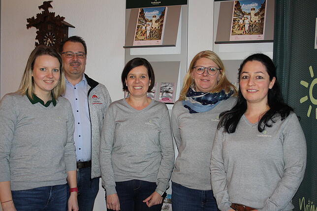 Bürgermeister Marcel Schneider lobt die Arbeit des neuen Teams der Touristinformation Todtmos, das im Frühjahr 2024 an den Start ging. ...