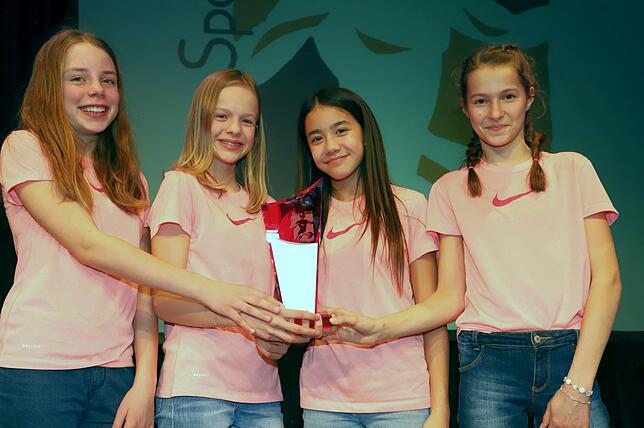Die U-12-Mädchen des Tennisclubs TC Überlingen 1902 sind Mannschaft des Jahres (von links): Johanna Kriebler, Emilie Fräntzki, Zoe ...
