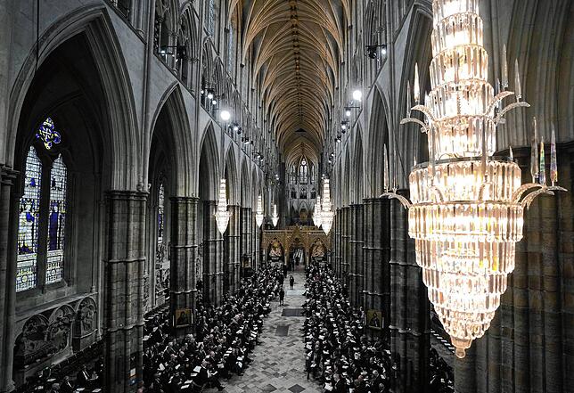 Gäste nehmen ihre Plätze vor der Trauerfeier in der Westminster Abbey ein