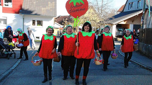 Zum Anbeißen: Die Landfrauen aus Pfaffenweiler und Herzogenweiler nehmen als Erdbeer-Früchtchen am Umzug in Pfaffenweiler teil.