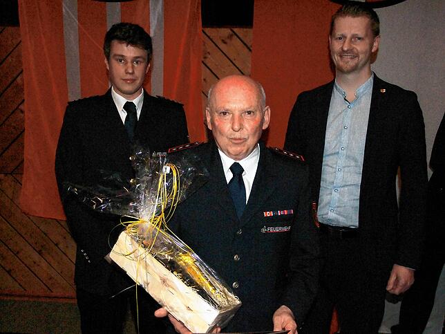 Nach 52 Jahren im aktiven Dienst tritt Michael Blender (Mitte) in die Senioren-Abteilung der FFW ein. Kommandant Tobias Oechsle (links) ...