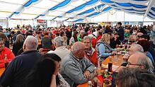 Schon nach kurzer Zeit war das Festzelt im Seepark beim traditionsreichen Schlachtfest der Feuerwehr proppenvoll gefüllt.