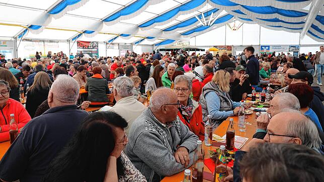 Schon nach kurzer Zeit war das Festzelt im Seepark beim traditionsreichen Schlachtfest der Feuerwehr proppenvoll gefüllt.