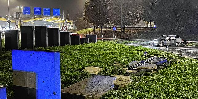 (Archivbild) Diese Betonblöcke auf dem Kreisel wurden bei dem Unfall am 30. Oktober 2024 ebenfalls beschädigt.
