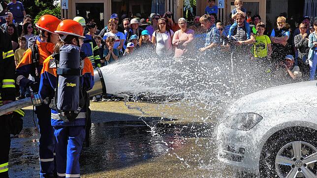 Wasser marsch! Im vergangenen Jahr probte die Feuerwehr Uhldingen-Mühlhofen, hier die Jugendfeuerwehr, in Mühlhofen. Am bevorstehenden ...