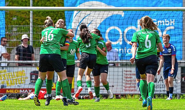 Pokalsiegerinnen: Beim SV Waldhaus wurde der größte Erfolg der Fußballerinnen in der Vereinsgeschichte gebührend gefeiert.