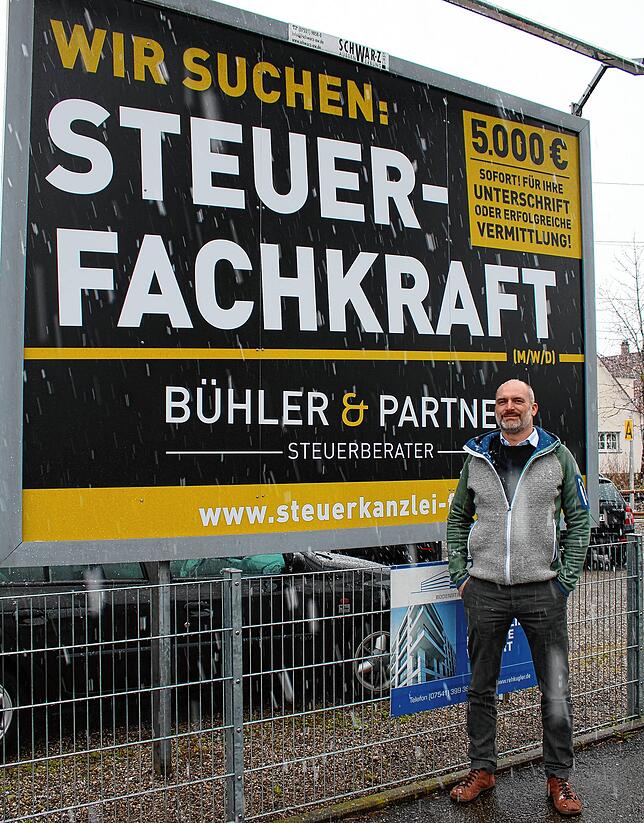 5000 Euro Wechselprämie für den neuen Job: Steuerberater Marc Bühler aus Friedrichshafen plakatiert großformatig, um neue Fachkräfte zu ...