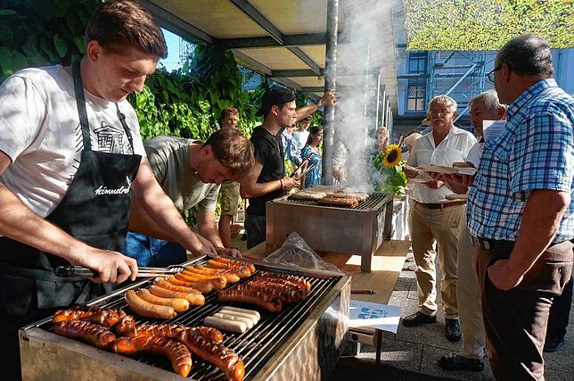Grillwürste zum Fest: Nach der Glockenweihe wird auf dem Kirchplatz gefeiert, die Jugend der Pfarrgemeinde Waldshut hat alle Hände voll ...