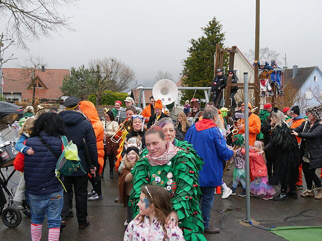 Zu den Klängen des Musikvereins zogen in Schlatt a.R. die Narren mit den Kindern des Kindergartens in einer Polonaise über den Spielplatz.
