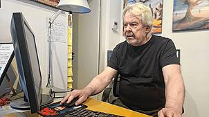 Der Künstler Friedrich Hucke in seinem Atelier in der Karlstraße. Mithilfe eines KI-Programms bringt er seine Ideen auf die Leinwand.