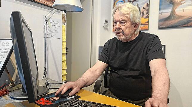 Der Künstler Friedrich Hucke in seinem Atelier in der Karlstraße. Mithilfe eines KI-Programms bringt er seine Ideen auf die Leinwand.