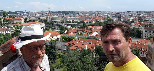 Das Ziel ist erreicht: Bernhard Hauser (links) und Albert Frey vor dem beeindruckenden Panorama der tschechischen Hauptstadt Prag. Hier ...