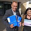Die Unterschriftenlisten füllen acht dünne Ordner. Alissa Lipp, Initiatorin der Petition &bdquo;Aufleben in FN&ldquo; übergab sie am ...