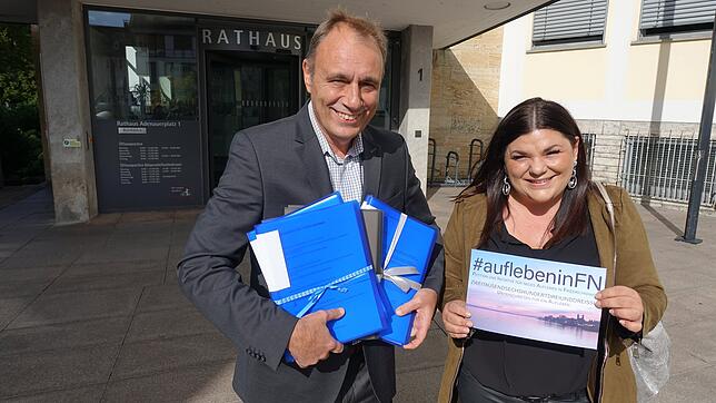 Die Unterschriftenlisten füllen acht dünne Ordner. Alissa Lipp, Initiatorin der Petition &bdquo;Aufleben in FN&ldquo; übergab sie am ...