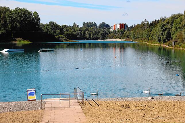 Der Zutritt zum Strandbad im Seepark Pfullendorf ist mit einer Online-Reservierung möglich. Nur Schwäne dürfen unangemeldet schwimmen.