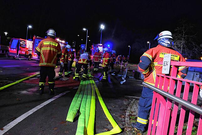 Die Feuerwehren Singen und Rielasingen waren im Einsatz. Polizei hinderte Schaulustige daran, dem Brand zu nahe zu kommen.