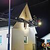 Der Brand brach im Kinderzimmer des Einfamilienhauses aus. Mit der aus Donaueschingen angerückten Drehleiter bekämpfen die Kameraden das ...
