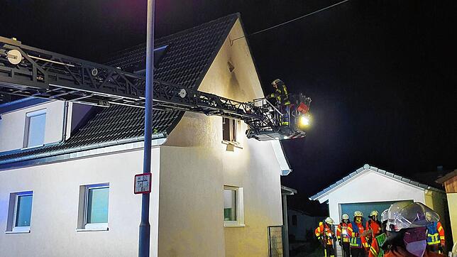 Der Brand brach im Kinderzimmer des Einfamilienhauses aus. Mit der aus Donaueschingen angerückten Drehleiter bekämpfen die Kameraden das ...