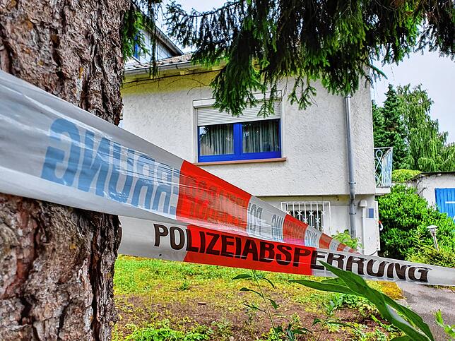 Auf diesem Rasen hinter den Absperrbändern wälzte sich Micha G. völlig nackt und mit wirren Wortfetzen.