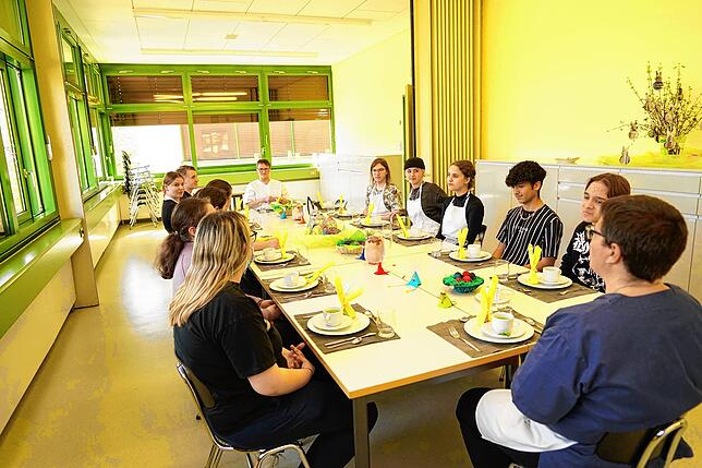 Guten Appetit! Am Schluss genießt die Klasse gemeinsam das Viergang-Menü – und verabschiedet sich danach in die Osterferien.