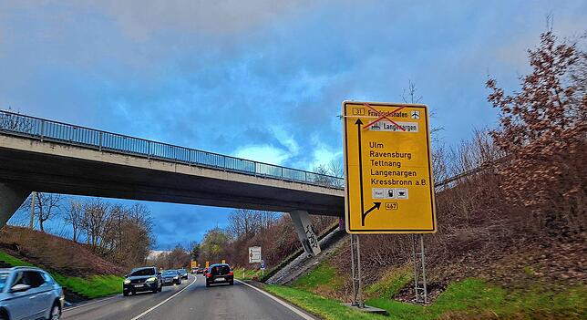 Die Schilder für die angekündigte Sperrung stehen bereits, doch noch fließt der Verkehr. Auf der B31 läuft alles noch glatt.
