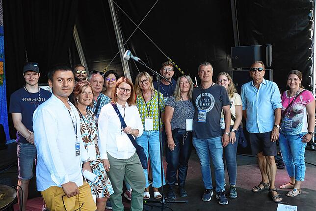 Diese Leser des SÜDKURIER bekamen vor dem Konzert der bayerischen Band La Brass Banda eine exklusive Führung auf dem Festivalgelände von ...