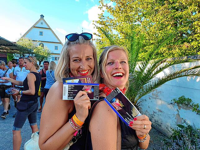 Alex Dullenkopf und Melli Heller sind aus Meßkirch gekommen. Sie sind mit einer größeren Freundesgruppe unterwegs und können die Show ...