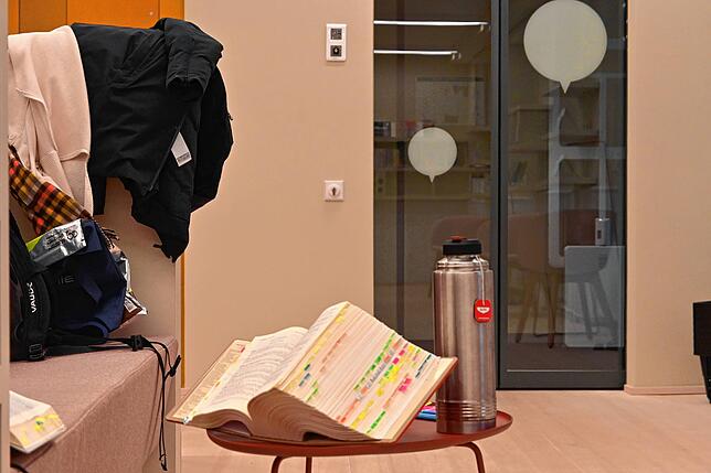 Die flexiblen Öffnungszeiten laden auch dazu ein, sich auszubreiten und die ruhige Umgebung zu nutzen: Einer der Lernplätze von Sara ...