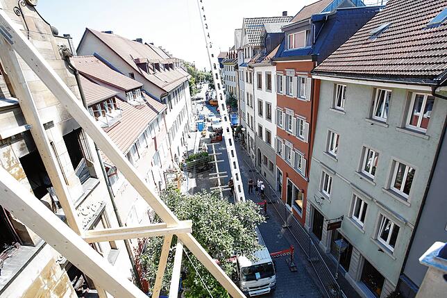 In der Zollernstraße stehen schon Fahrzeuge sowie eine Sicherungskonstruktion aus Holz bereit. Es kann weitergearbeitet werden.
