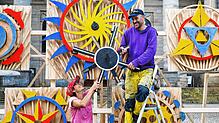 Das Schweizer Künstlerduo Pialeto mit Pia Gabriel und Leto Merle aus dem Kanton Glarus wird beim Holzbildhauerfestival in St. Blasien ...