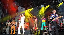 Bühne frei für eine musikalische Reise durch die bunte Schlagerwelt der Siebziger mit Papi‘s Pumpels beim Seeferienfestival in ...