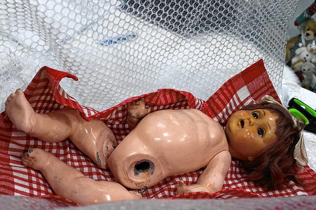 Hochwertige Puppen lassen sich meist reparieren. Notfalls liefern sie für andere die Ersatzteile.