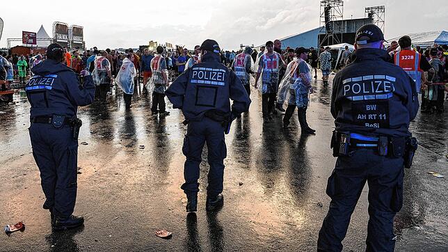 Polizisten sperren am am ersten Tag des Southside-Festivals im Jahr 2016 nach einer Unwetterwarnung das Festivalgelände ab. (Archivbild)