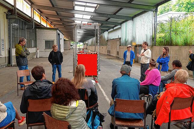 Die letzte Station der Abschlussveranstaltung fand neben dem Kramer-Gebäude statt. Die Informationen lieferten unter anderem Thomas ...