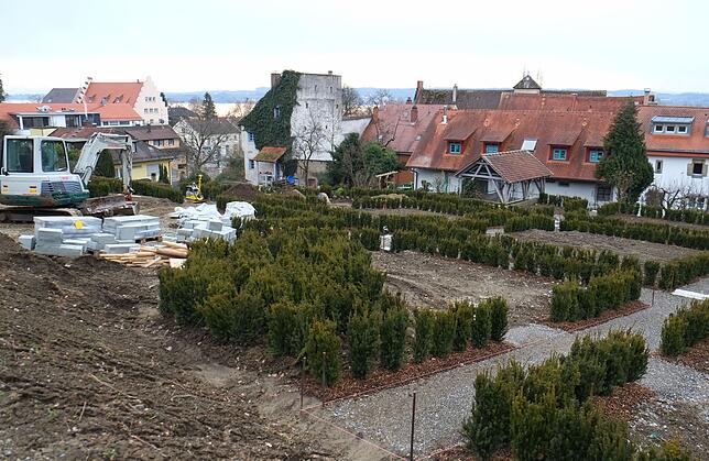 Die ehemaligen Buchshecken wurden durch Eiben ersetzt. Die Struktur der Kleingartenparzellen wurde im unteren Bereich erhalten.