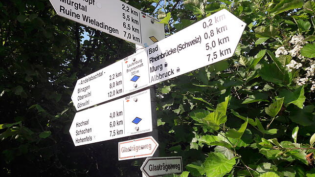 Ein Wanderwegweiser des Schwarzwaldvereins in Laufenburg.