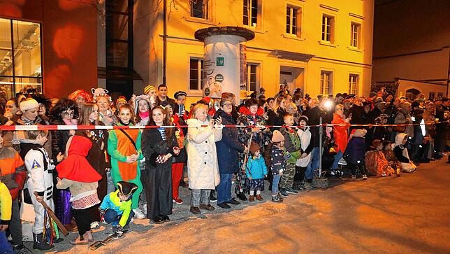 Bild 27: Auf dem Stephansplatz sprühen die Funken &ndash; hier endet die Konstanzer Fasnacht