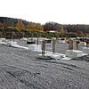 Seit fast fünf Monaten ruht der Betrieb auf der Baustelle des geplanten Modeparks Röther im Gewerbegebiet Horheim. Aufgeben will das ...
