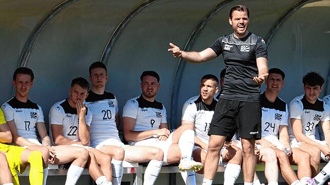 Trainer Mario Klotz (stehend) sieht derzeit einen guten Lauf seiner Mannschaft. Der FC 08 hat seit sechs Spielen nicht mehr verloren und ...