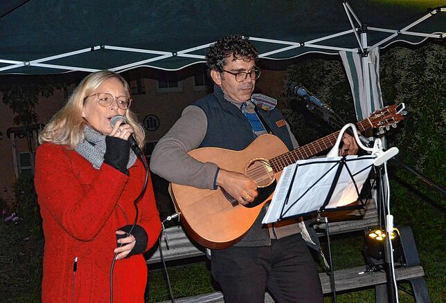 Sabine Herzog und Tibor Nagy singen auf dem Kirchplatz.