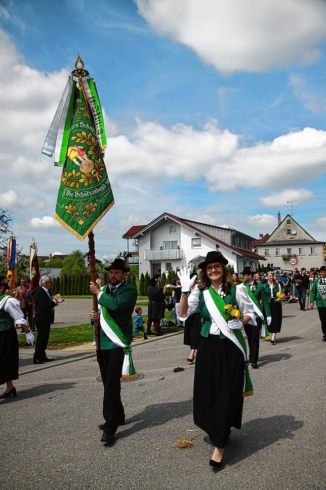 Bild 13: Gute Stimmung beim Jubiläumsumzug des Musikvereins Liggersdorf im Rahmen des Bezirksmusikfestes