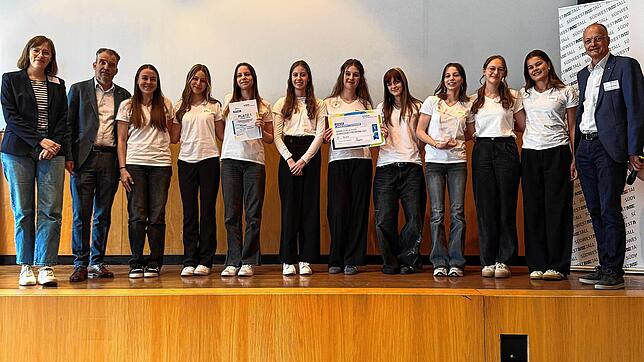 Die Schülerfirma aus Engen bei der Überreichung des ersten Platzes innerhalb des Junior-Landeswettbewerbs. Foto: IW Junior gGmbH