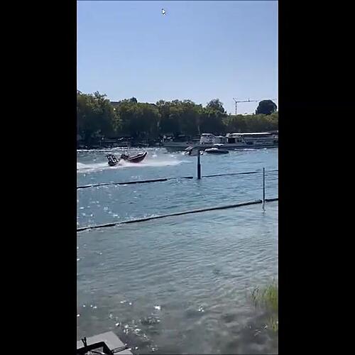 Innerhalb weniger Sekunden kentert das Boot