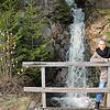 Ein besonderes Oster-Flair verleiht Anja Uhlmann dem Wasserfall am Kirnbergsee.