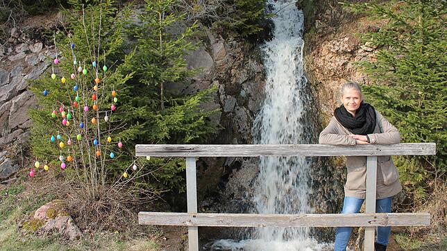 Ein besonderes Oster-Flair verleiht Anja Uhlmann dem Wasserfall am Kirnbergsee.