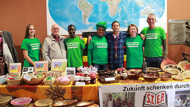 Der gemeinnützige Verein S.T.E.P. Uganda mit Peter Kanele (von links): Johanna Mutscheller, Winfried Ays, Johnson Mugoya, Elizabeth ...